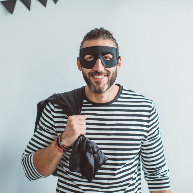 How to Spot Fake People on the Phone – Clues You Should Never Ignore